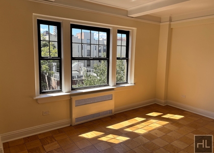 Christopher St - Photo 1