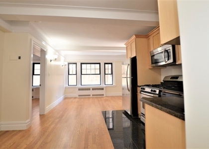 Christopher St - Photo 1