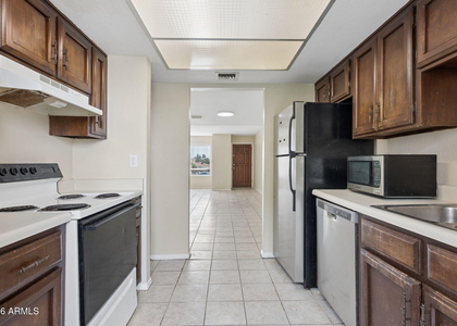 1927 E Hampton Avenue - Photo 1