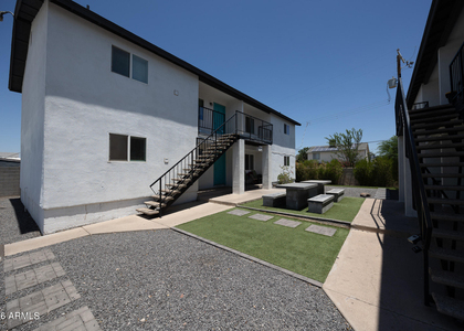 719 N 12th Avenue - Photo 1
