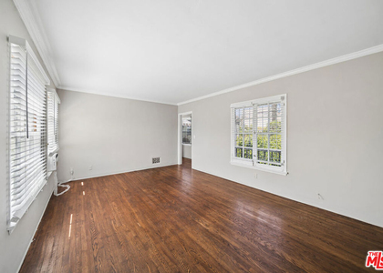 1402 N Mansfield Avenue - Photo 1