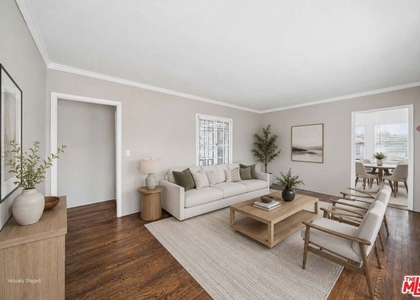 1402 N Mansfield Avenue - Photo 1