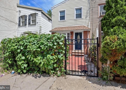 1439 E Oxford Street - Photo 1