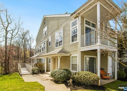 1125 Hyde Park - Photo 1