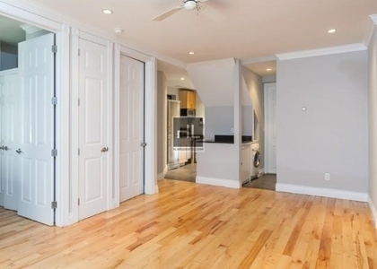 Avenue B - Photo 1