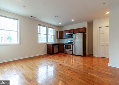 1429 Poplar Street - Photo 1