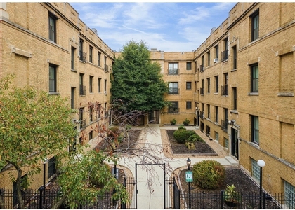 730 W Roscoe Street - Photo 1