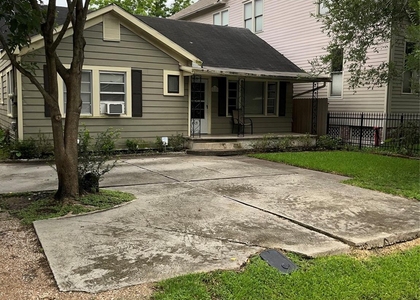 610 E 10th Street - Photo 1