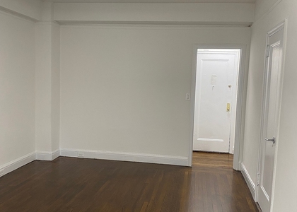 East 46 Street - Photo 1
