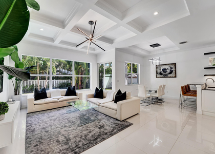 500 Ne Wavecrest Way - Photo 1