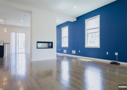 165 Roosevelt - Photo 1