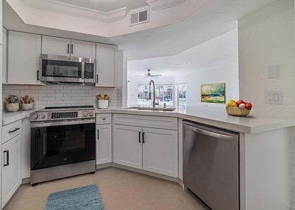 815 W Boynton Beach Boulevard - Photo 1
