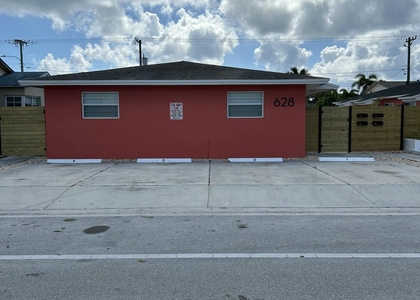 628 N M Street - Photo 1
