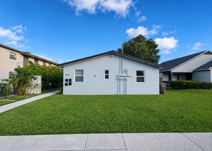 916 4th Street - Photo 1