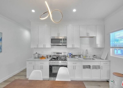 2927 S Catalina Street - Photo 1