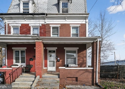 652 Emerald Street - Photo 1