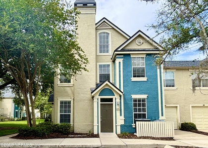 13703 Richmond Park Drive N - Photo 1