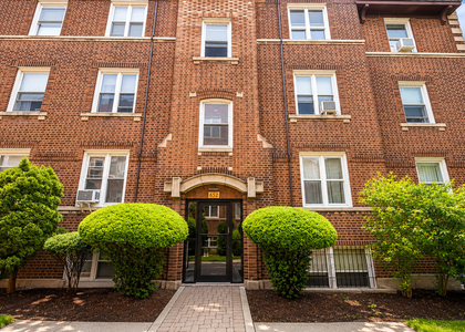 652 W Oakdale Avenue - Photo 1