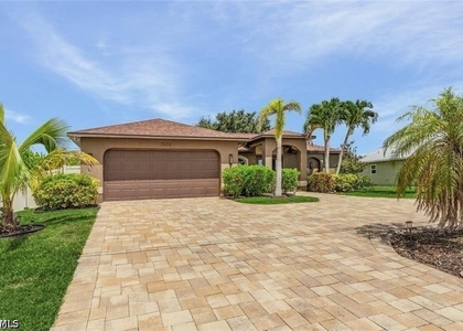 3005 Sw 8th Place - Photo 1