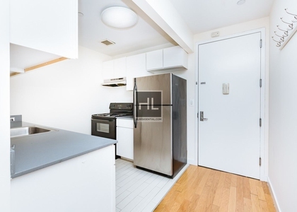 Metropolitan Avenue - Photo 1