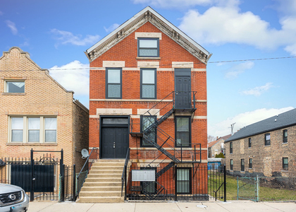 926 W 32nd Place - Photo 1