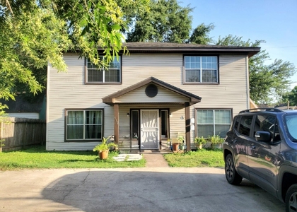 512 Avenue A - Photo 1