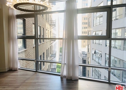727 W 7th Street - Photo 1