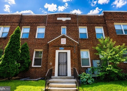 1633 E Street Ne - Photo 1