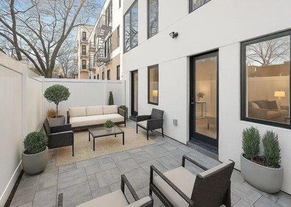 727 Dekalb Avenue - Photo 1
