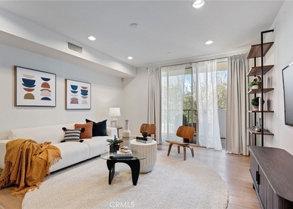 118 N Kings Rd - Photo 1