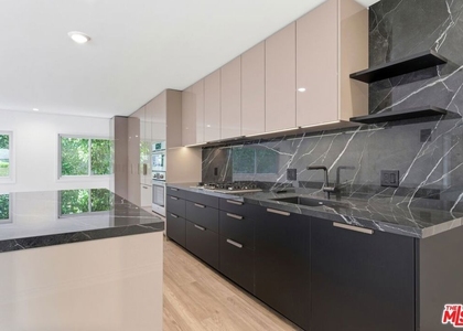 1233 N Laurel Avenue - Photo 1