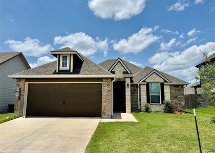 808 Fallbrook Dr - Photo 1