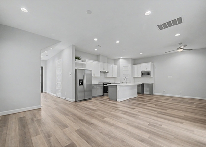 911 W 35th Street - Photo 1