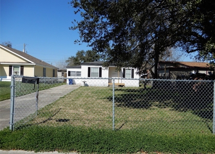 320 17th Avenue N - Photo 1