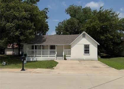605 N Pine Street - Photo 1