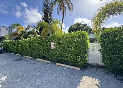625 Ne 14th Avenue - Photo 1