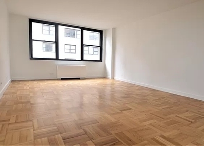 East 49 Street - Photo 1