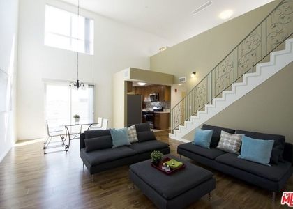 546 N Oxford Avenue - Photo 1
