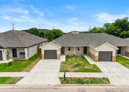 410 W Avenue C - Photo 1