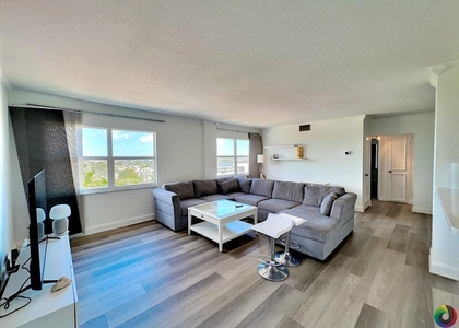2555 Ne 11th Street - Photo 1