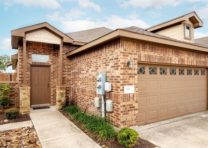 586 Creekside Cir - Photo 1
