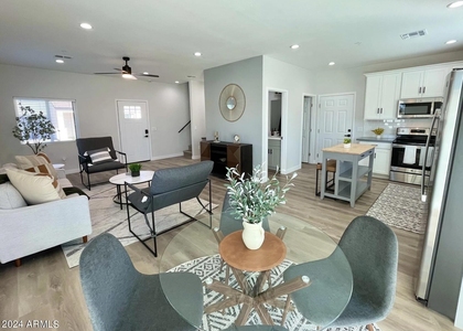 815 E Roma Avenue - Photo 1