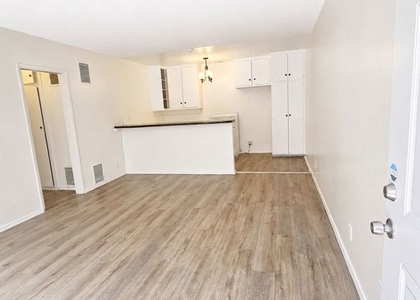 2630 S La Salle Avenue - Photo 1
