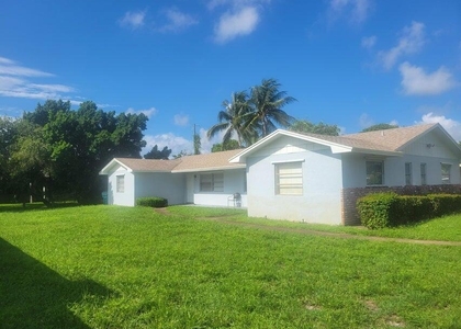242 Se 24th Avenue - Photo 1