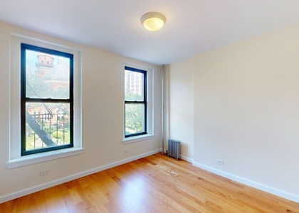 Greenwich Avenue - Photo 1