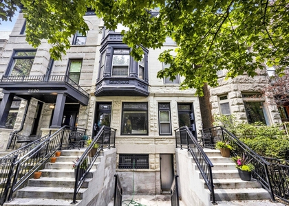 2522 N Burling Street - Photo 1