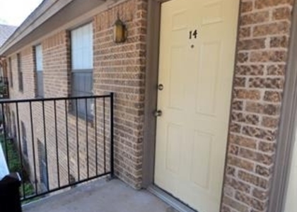 511 W Oak Street - Photo 1