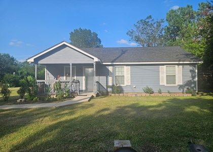 606 Trinity St - Photo 1