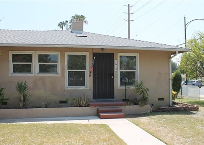 1613 W Victory Boulevard - Photo 1