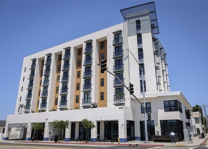 305 E Street - Photo 1